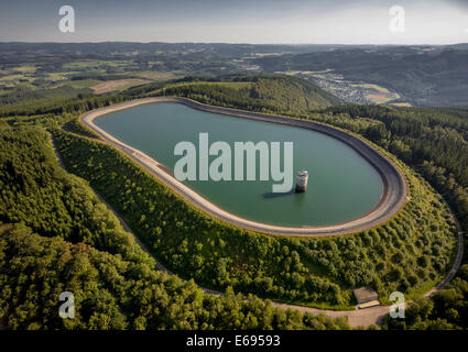 Luftaufnahme, Oberbecken des Rönkhausen Pumpspeicher-Wasserkraftwerks, Finnentrop, Sauerland Stockfoto