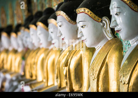 Viele sitzende Buddha Skulpturen, Wände mit Glasmosaik, Umin Thounzeh, Umin Thonse oder U-Min-Thonze-Pagode oder 30 Höhlen dekoriert Stockfoto