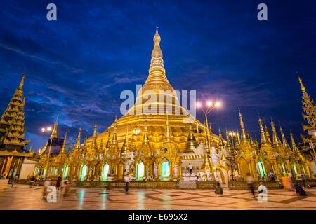 Gläubigen, goldene Hauptstupa, Chedi, blaue Stunde, Shwedagon-Pagode, Singuttara Hill, Yangon oder Rangoon, Region Yangon, Myanmar Stockfoto