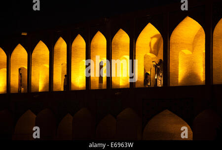 Si-o-Se Pol, Siosepol oder Siose Brücke, auch Brücke der 33 Bögen oder Allah-Verdi Khan Brücke, Nachtbeleuchtung, Isfahan Stockfoto