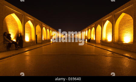 Si-o-Se Pol, Siosepol oder Siose Brücke, auch Brücke der 33 Bögen oder Allah-Verdi Khan Brücke, Nachtbeleuchtung, Isfahan Stockfoto