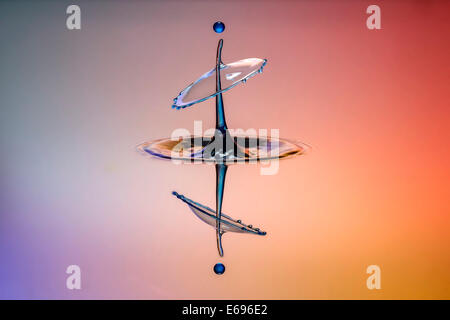 Drei Tropfen kollidieren, der erste bildet eine Spalte, die zweite erzeugt das Schild, gefolgt von der dritten, digital gesteuert mit Stockfoto