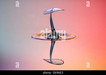 Drei Tropfen kollidieren, der erste bildet eine Spalte, die zweite erzeugt das Schild, gefolgt von der dritten, digital gesteuert mit Stockfoto