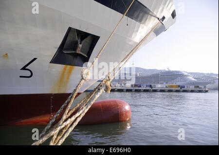 Genua Fährhafen (Italien), am Liegeplatz Stockfoto