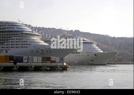 Hafen Genua (Italien), Kreuzfahrtschiffe am Liegeplatz Stockfoto