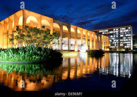 Ministry of Foreign Affairs, Palacio Itamaraty zu spät, blaue Stunde, von dem Architekten Oscar Niemeyer, Brasilia, Distrito Federal Stockfoto