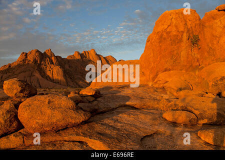 Landschaft mit Felsen rund um die Monadnock Berg Spitzkoppe, Namibia Stockfoto