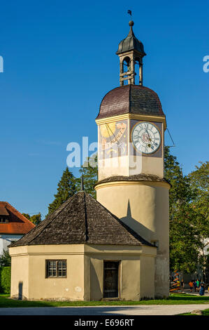 Brunnen und Clock Tower, 6. Burghof, Burghausen Burg, Upper Bavaria, Bavaria, Germany Stockfoto