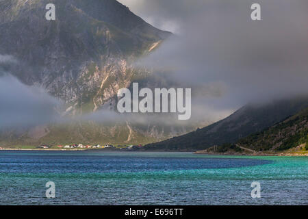 Nebel über einem Fjord in der Nähe von Flakstad, Vareid auf der Rückseite, Flakstadøy, Lofoten, Nordland, Norwegen Stockfoto