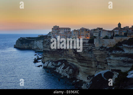 Oberstadt auf die weißen Kreidefelsen bei Dämmerung, Bonifacio, Korsika, Frankreich Stockfoto