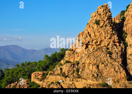 Straße entlang der typischen Sandstein-Klippen, Calanques de Piana, Korsika, Frankreich Stockfoto