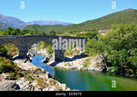 Alten Genueser Brücke über den Tavignano-Fluss in der Nähe von Altiani, Corte, Korsika, Frankreich Stockfoto