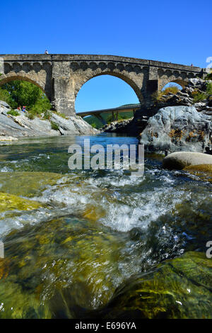 Alten Genueser Brücke und der neuen Schnellstraße Brücke über den Fluss Tavignano, in der Nähe von Altiani, Corte, Korsika, Frankreich Stockfoto