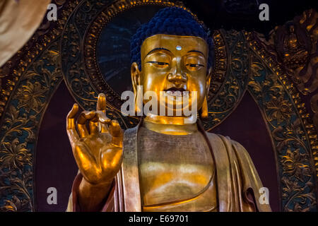 Goldene Buddha-Statue, Lingying Kloster, Xihu, Hangzhou, Zhejiang Province, China Stockfoto