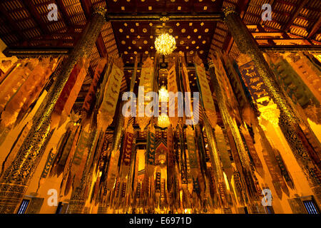 Goldenen Buddha, Fahnen und Decke des Wat Chedi Luang Tempel, Chiang Mai, Nord-Thailand, Thailand Stockfoto