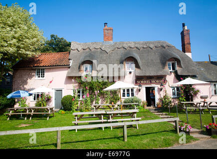 Reetgedeckte traditionellen Country-Pub Sauerampfer Pferd, Shottisham, Suffolk, England Stockfoto