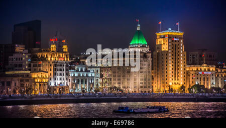 Der Bund in der Nacht mit dem Gebäude der Bank of China und das Fairmont Peace Hotel von Pudong, Shanghai, China Stockfoto