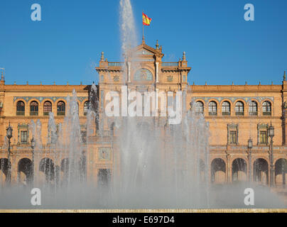 Plaza de España mit seinen zentralen Vicente Traver Brunnen, Sevilla, Provinz Sevilla, Andalusien, Spanien Stockfoto