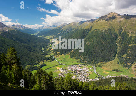 Zernez, Blick von Munt Baselgia, Schweizerischer Nationalpark, Graubünden, Schweiz Stockfoto