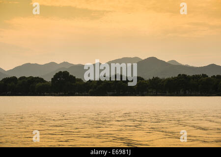 Hügeln am Westsee bei Sonnenuntergang, Xihu, Hangzhou, Zhejiang Province, China Stockfoto