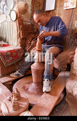 Potter Hasan Bircan in seiner Töpferei Chez Bircan, Avanos, Nevşehir Provinz, Kappadokien, Zentralregion Anatolien, Anatolien Stockfoto