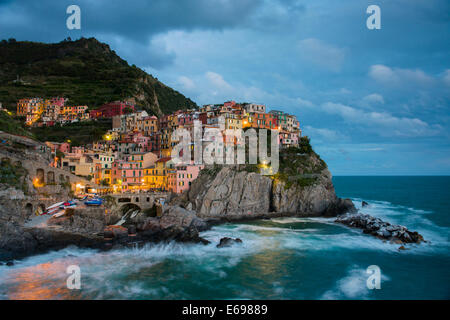 Blick auf die Stadt in der Abenddämmerung, Manarola, Cinque Terre, Ligurien, Italien Stockfoto