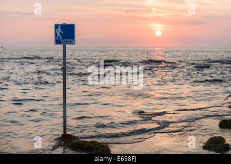 Sonnenuntergang am Meer in Umag, Monterol, Istrien, Kroatien Stockfoto