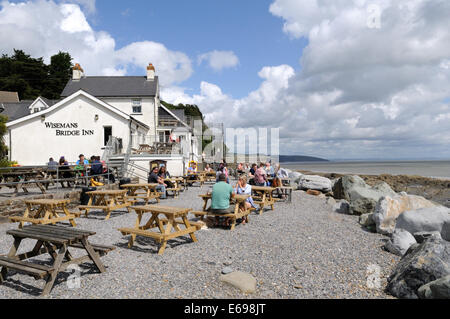 Leute sitzen außen Wisemans Bridge Inn Pembrokeshire Wales Cymru uK GB Stockfoto