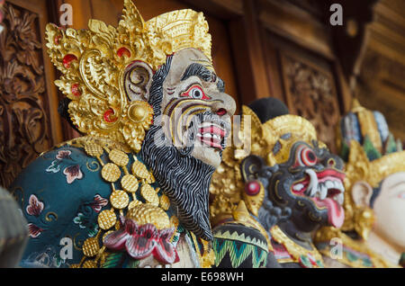 Alte geschnitzte Figuren der Götter, Ubud, Bali, Indonesien Stockfoto