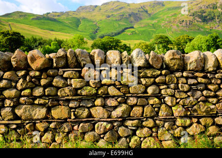 Trockenmauer mit kein Mörtel vom Norden von England in den Lake District National Park Cumbria Stockfoto