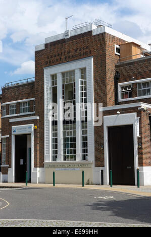 Lambeth Walk Gruppe Praxis Ärzte Chirurgie befindet sich in einem umgebauten ehemaligen öffentlichen Wäsche und Pantoffel Bäder. Stockfoto