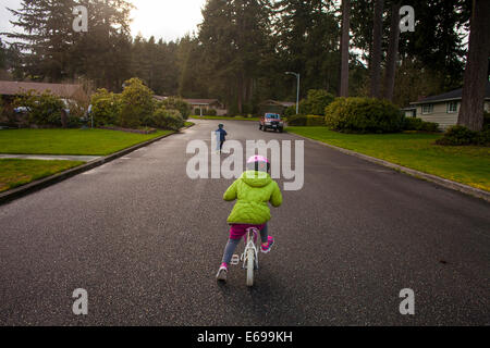 Kaukasische Kinder Fahrrad auf Vorort Straße Stockfoto