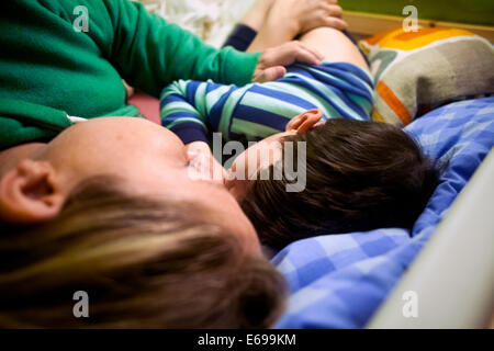Mutter und Sohn Nickerchen im Bett Stockfoto
