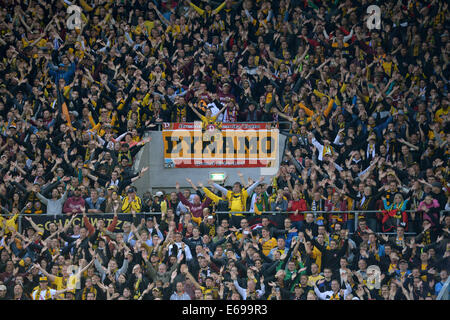 Dresden, Deutschland. 18. August 2014. Dresden-Fans jubeln für ihr Team während den DFB-Pokal 1. Runde Fußballspiel zwischen SG Dynamo Dresden und FC Schalke 04 im Gluecksgas-Stadion in Dresden, Deutschland, 18. August 2014. Foto: Thomas Eisenhuth/Dpa/Alamy Live News Stockfoto