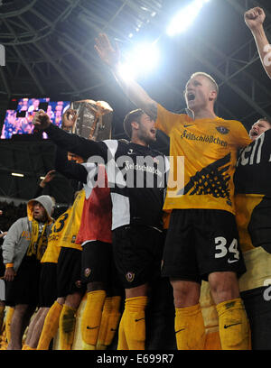 Dresden, Deutschland. 18. August 2014. Dresdens Marvin Stefaniak feiert mit den Fans nach dem DFB-Pokal 1. Runde Fußballspiel zwischen SG Dynamo Dresden und FC Schalke 04 im Gluecksgas-Stadion in Dresden, Deutschland, 18. August 2014. Foto: Thomas Eisenhuth/Dpa/Alamy Live News Stockfoto