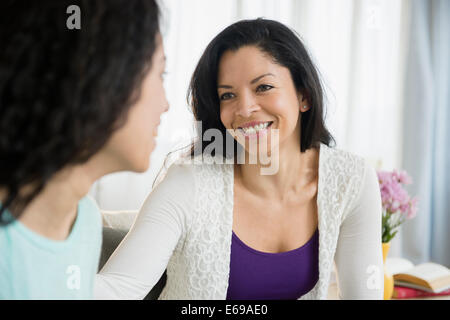 Mutter und Tochter sprechen im Wohnzimmer Stockfoto