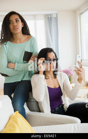 Teenager-Mädchen rollenden Augen bei Mutter Stockfoto