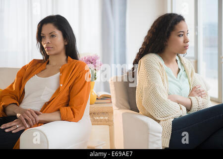 Mutter und Tochter streiten im Wohnzimmer Stockfoto