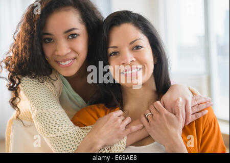 Mutter und Tochter umarmt Stockfoto