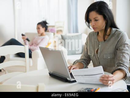 Frau bezahlte Rechnungen online Stockfoto