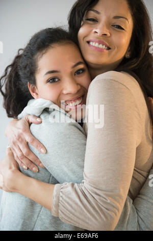 Lächelnde Mutter und Tochter umarmt Stockfoto