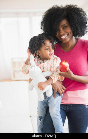 Mutter und Tochter mit Apfel Stockfoto