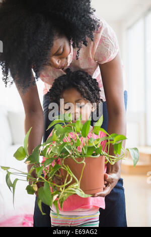 Mutter und Tochter tragen Anlage zusammen Stockfoto