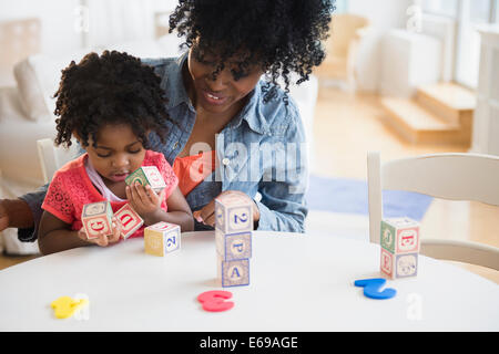 Mutter und Tochter spielen mit Holzklötzen Stockfoto