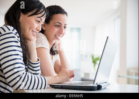 Frauen mit Laptop zusammen Stockfoto