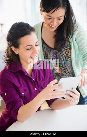 Frauen mit Tablet-PC zusammen Stockfoto