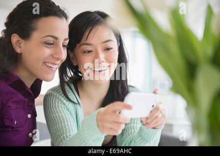 Frauen mit Handy zusammen Stockfoto