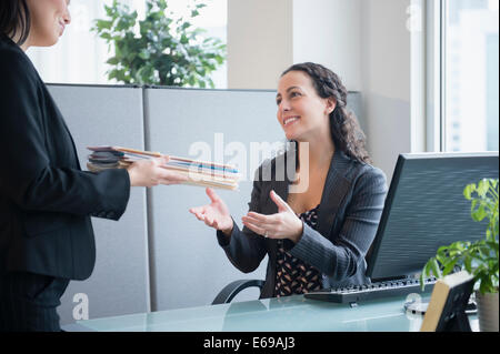 Geschäftsfrauen, die Zusammenarbeit im Büro Stockfoto