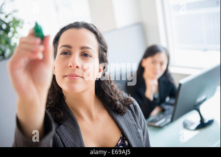 Unternehmerinnen, die im Büro arbeiten Stockfoto