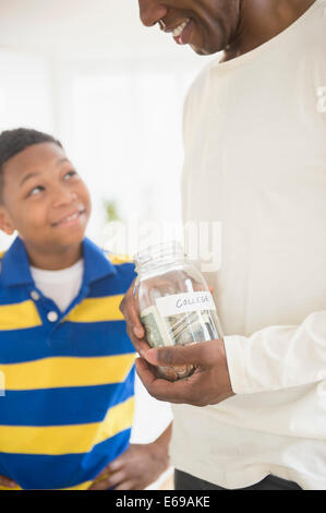 Vater und Sohn spart Geld für das college Stockfoto